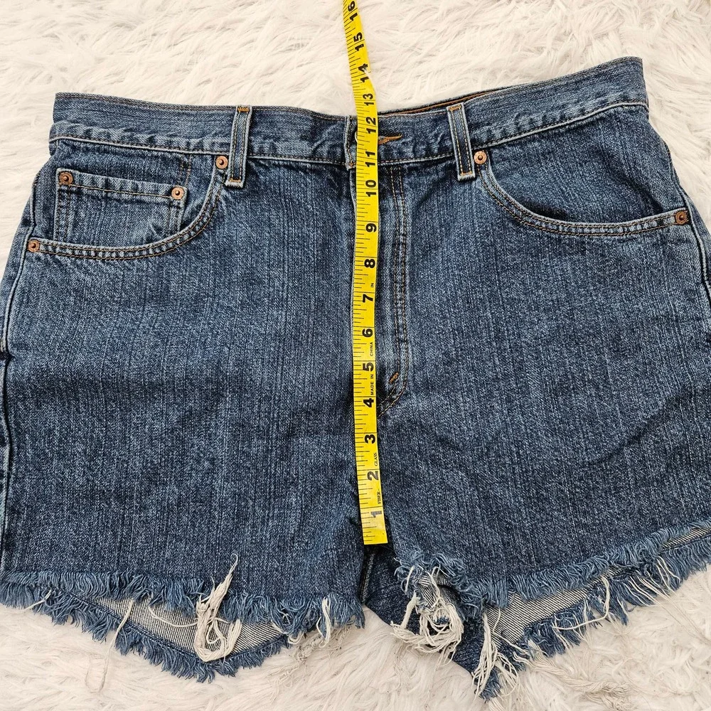 Levi's Women's Medium Blue Denim Raw Hem High Rise 505 Shorts. Size 36 - Picture 9 of 9